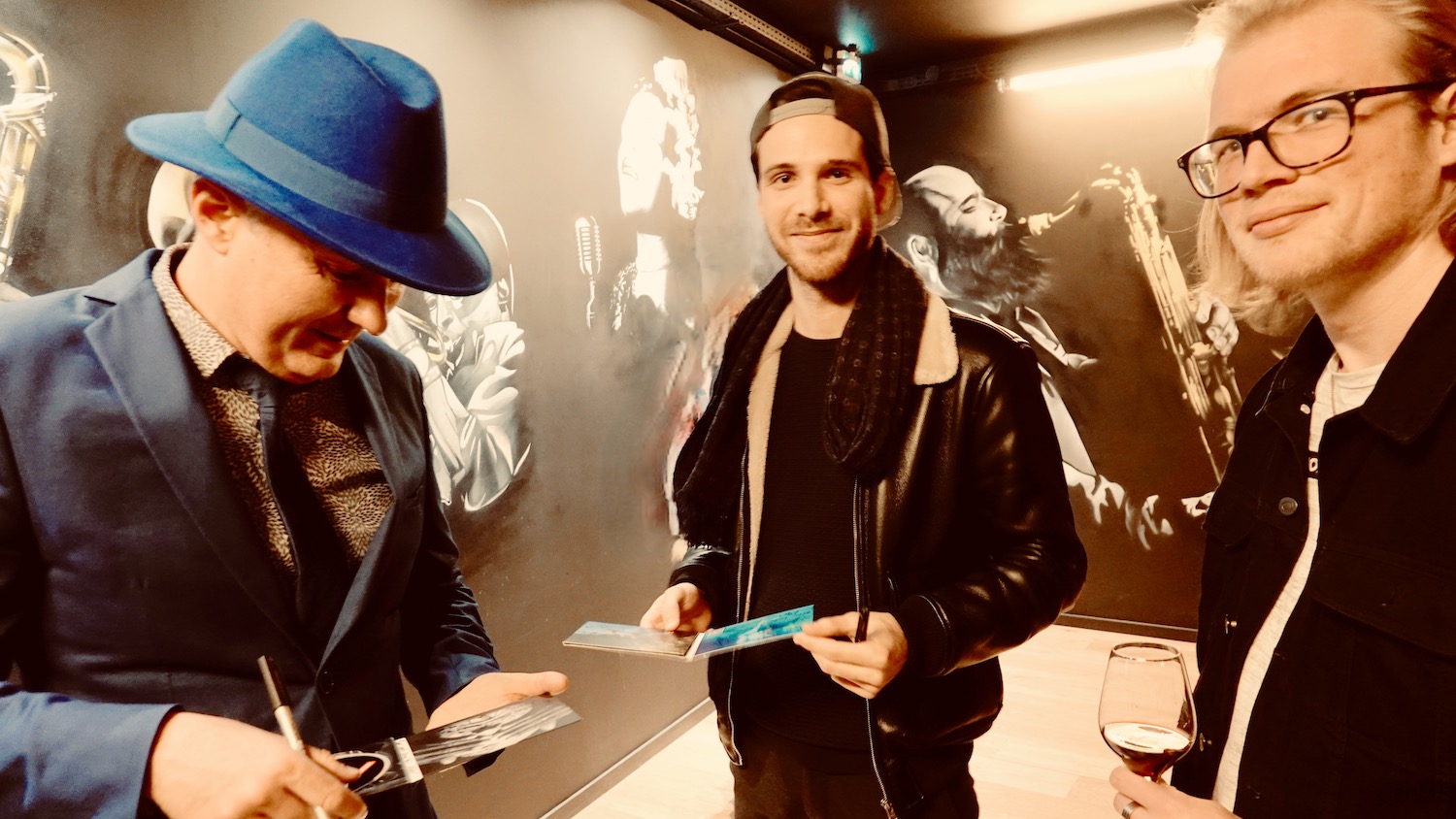 Nicolas chapeau bleu sur la tête dédicace son album Breathe